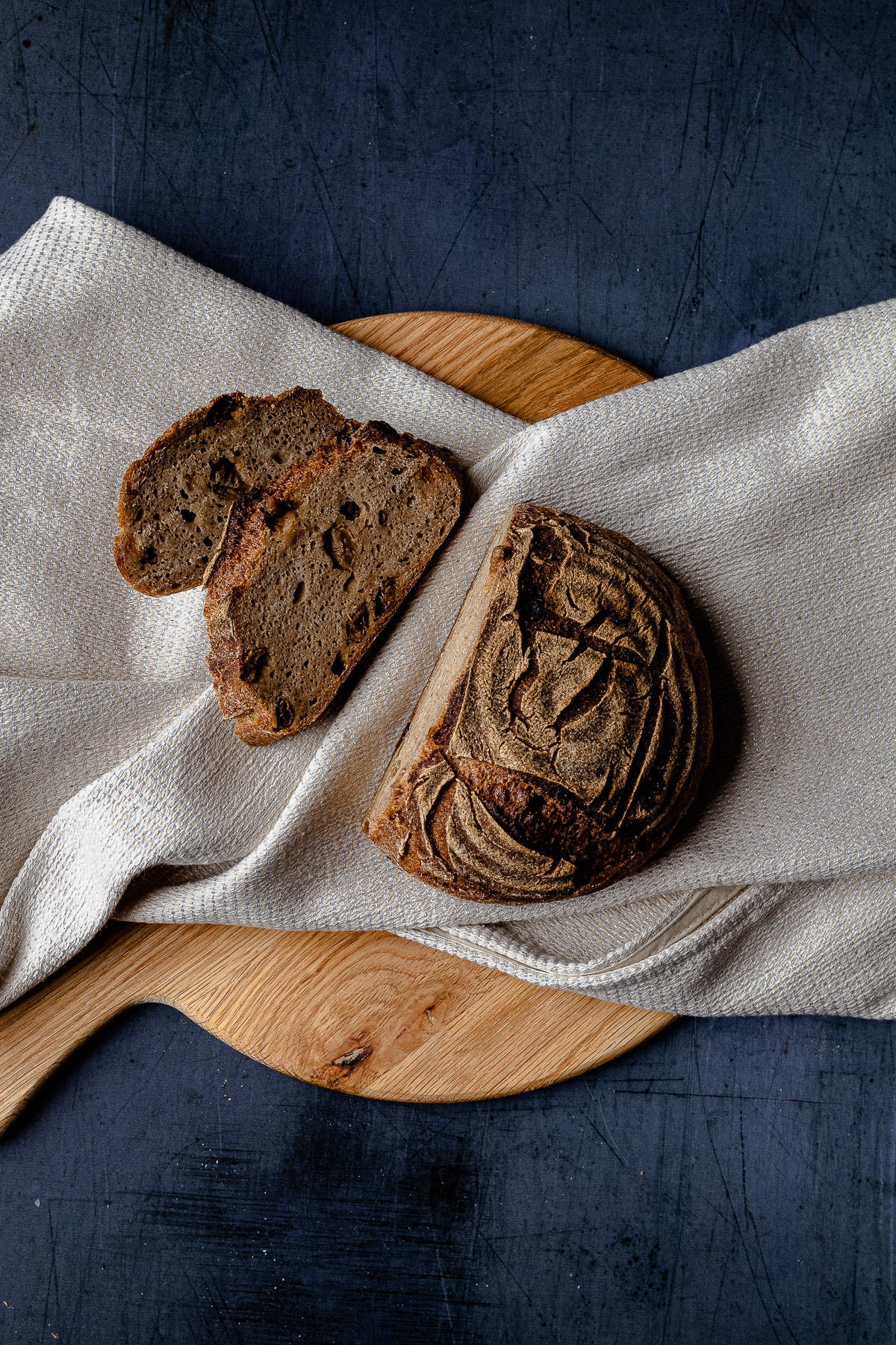 Gluten free loaf with slices cut at home on a linen cloth